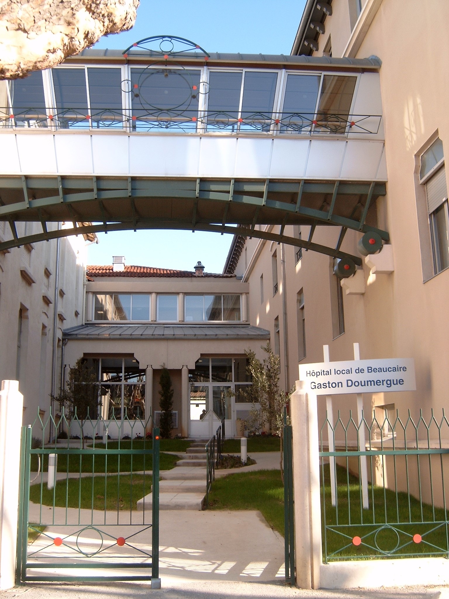 Entrée de l'EHPAD et du SSR Gaston Doumergue à l'hôpital de Beaucaire des hôpitaux des portes de Camargue