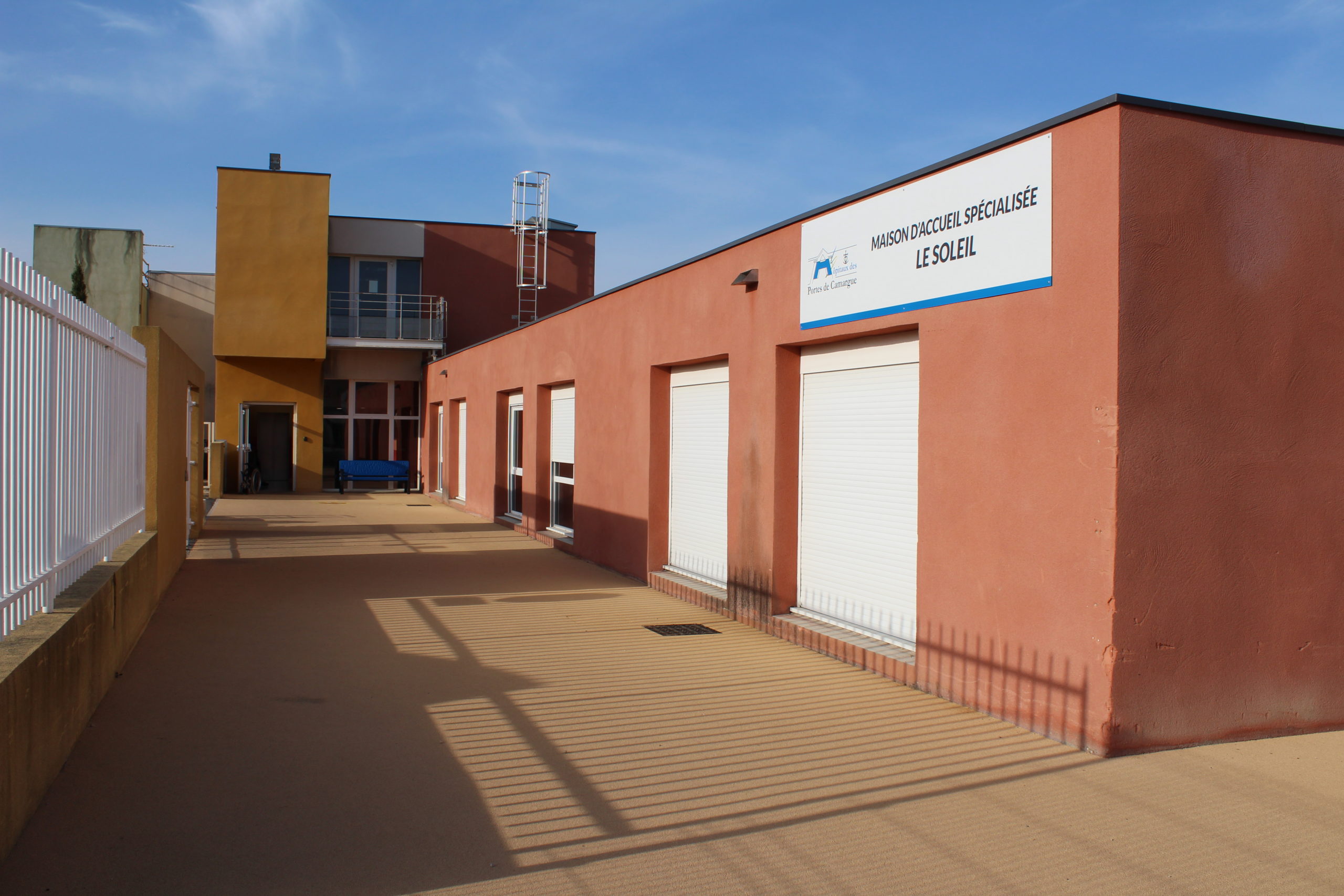 Entrée de la Maison d'accueil spécialisée (MAS) de l'hôpital de Tarascon située aux hôpitaux des Portes de Camargue. Cette MAS accueille des jeunes adultes polyhandicapés.
